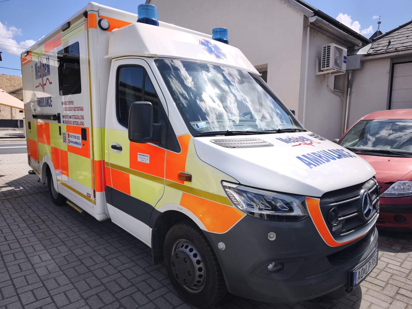 MediBeM mentőautó oldalról, a szolgáltatások feliratával