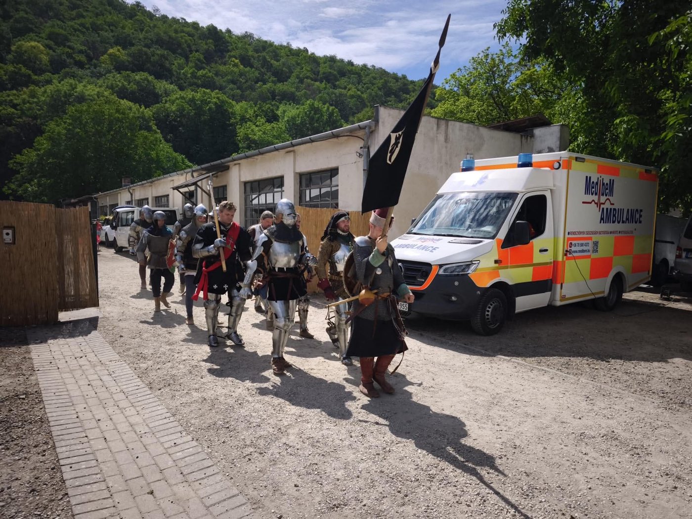MediBeM mentőautó indulásra készen, betegszállítási feladat előtt